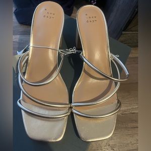 Cute low heel shoe , nice for summer event size 11